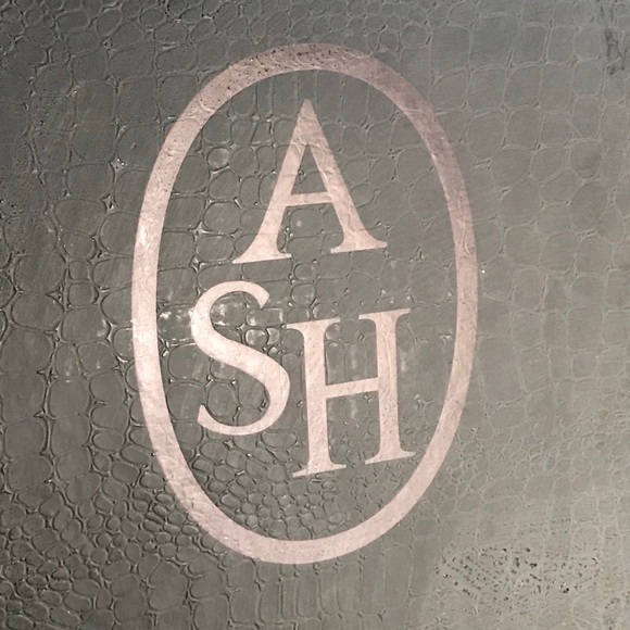 ASH DAKOTA - Picture 8 of 11